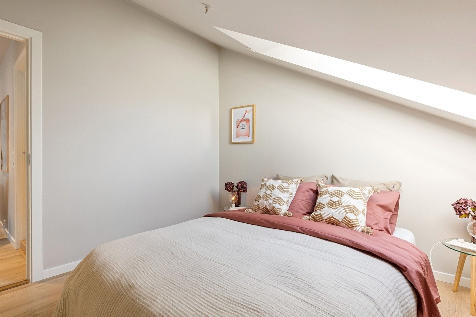 Leiligheten ligger i en enveiskjørt gate. Galleribilde