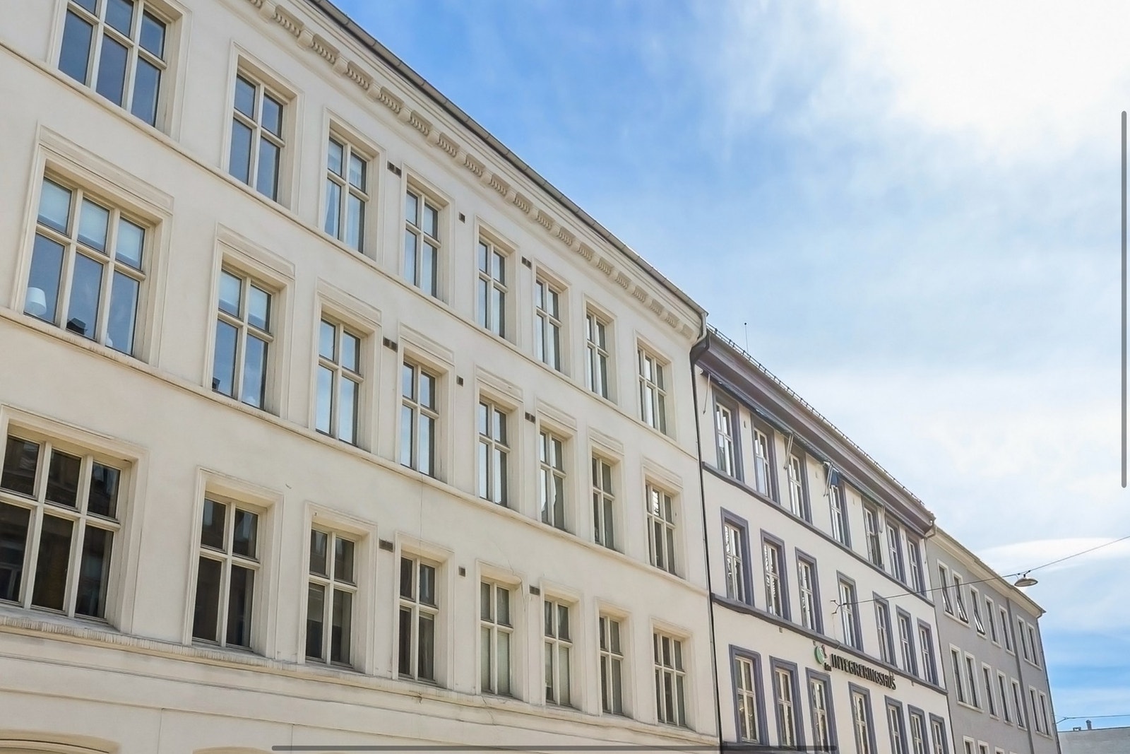 Flott, klassisk bygård fra 1892 i enveiskjørt gate i hjertet av Oslo. Gangavstand til sentrum, Bjørvika, offentlig transport, dagligvare, St. HAnshaugen, Grünerløkka mv. Galleribilde