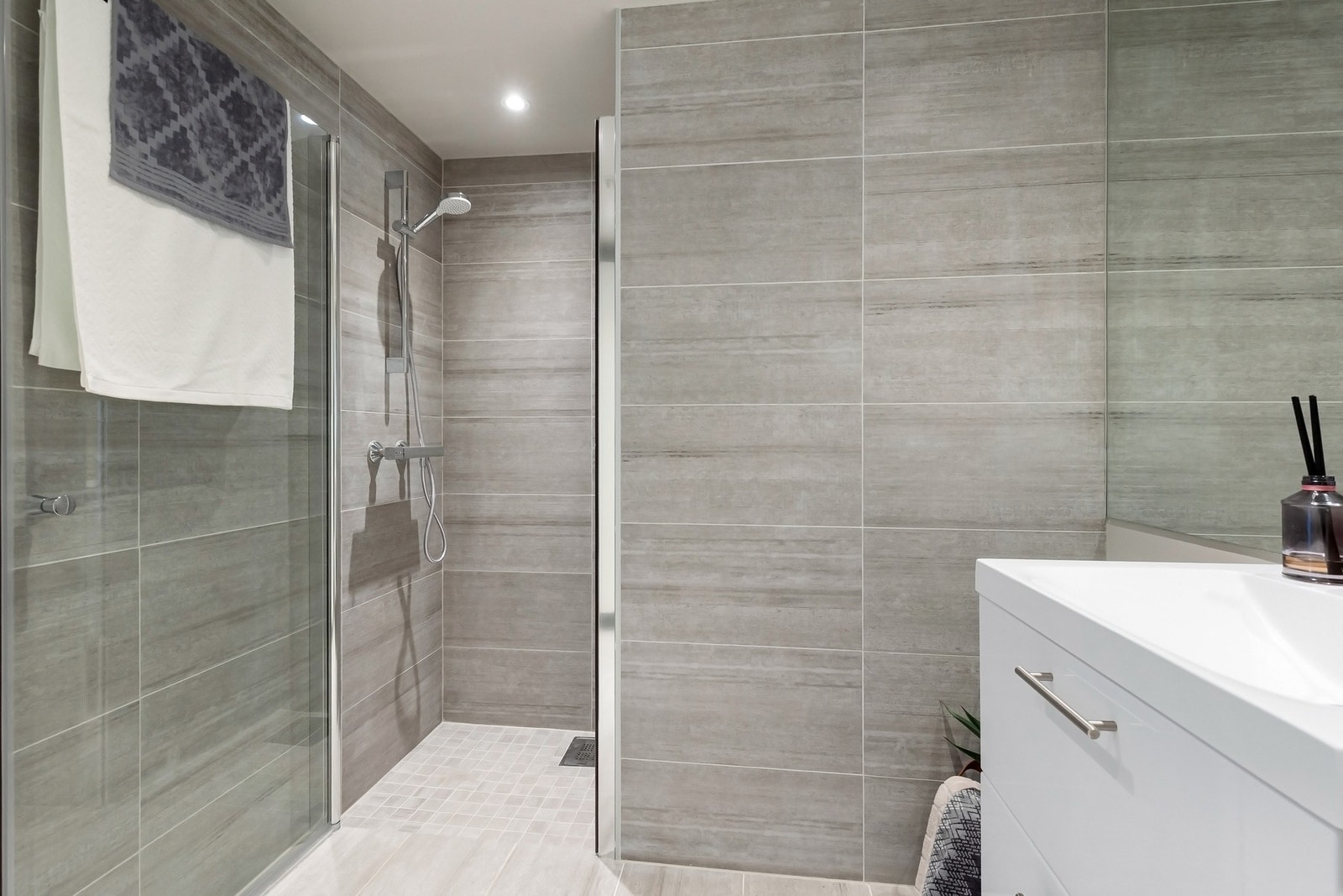 Baderommet er oppgradert med nye fliser og ny innredning i 2024. Galleribilde