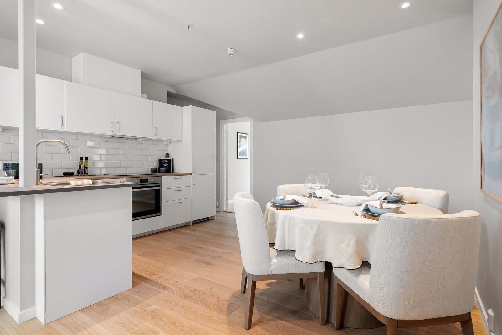 Halvøy som gir ekstra benkeplass og en naturlig soneinndeling. Galleribilde