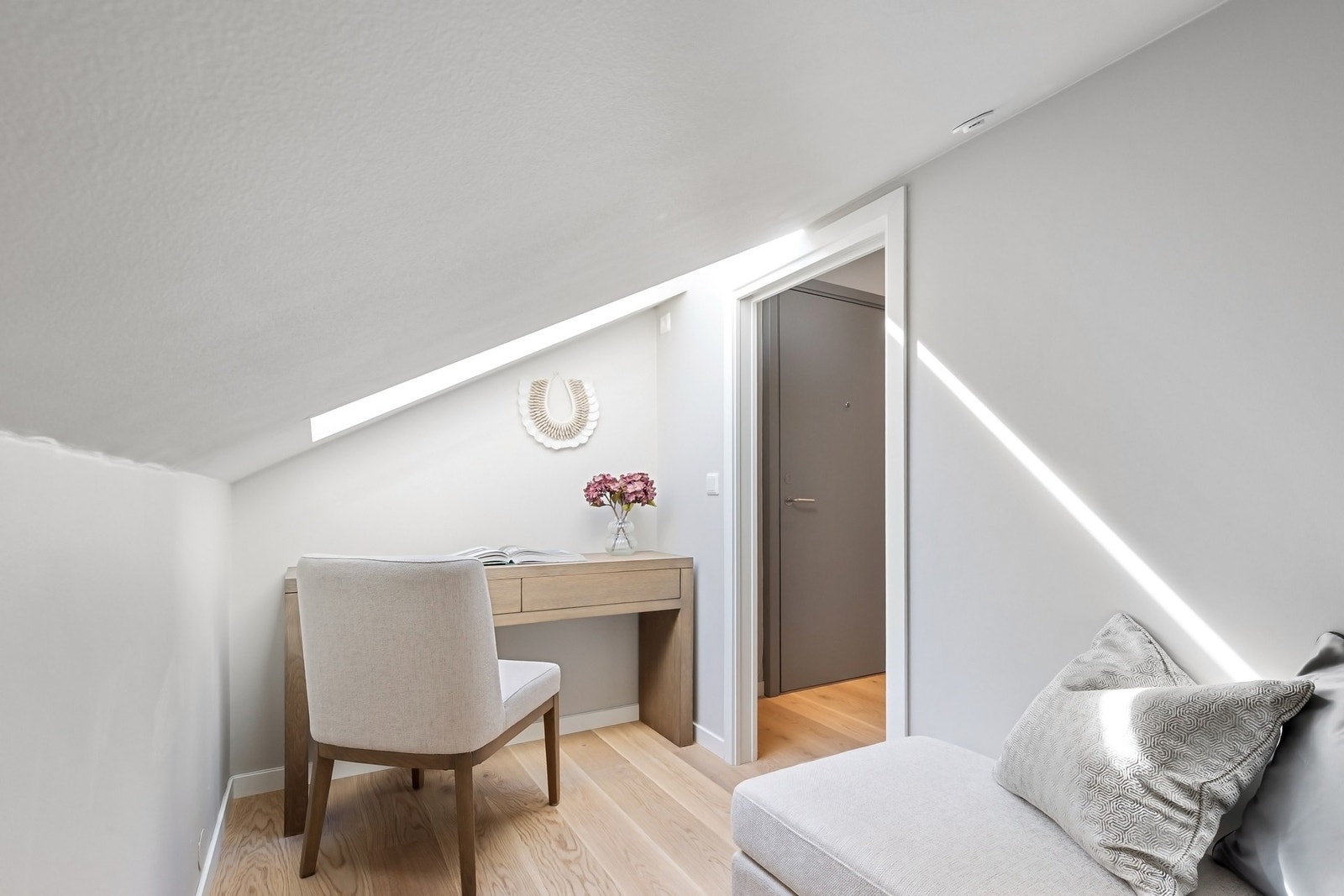 Praktisk kontor/walk-in garderobe ved entréen med flere bruksmuligheter. Galleribilde