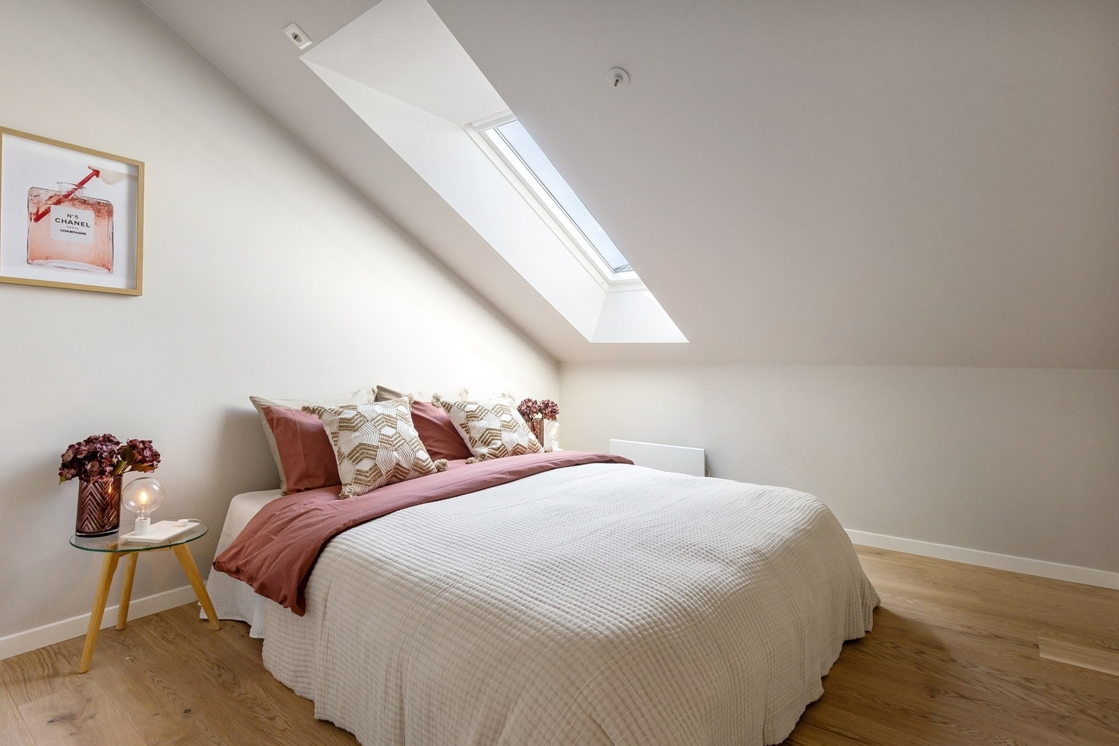 Begge soverom er av god størrelse med plass til dobbeltseng og garderobeskap. Galleribilde