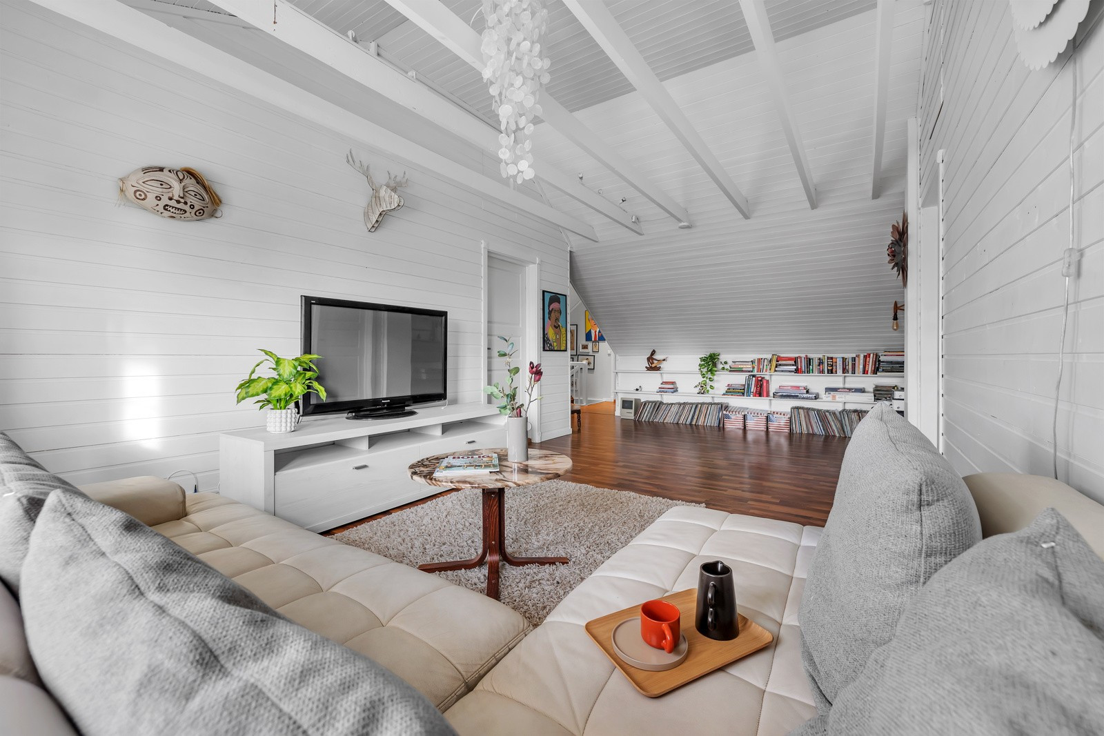 Romslig loftstue.