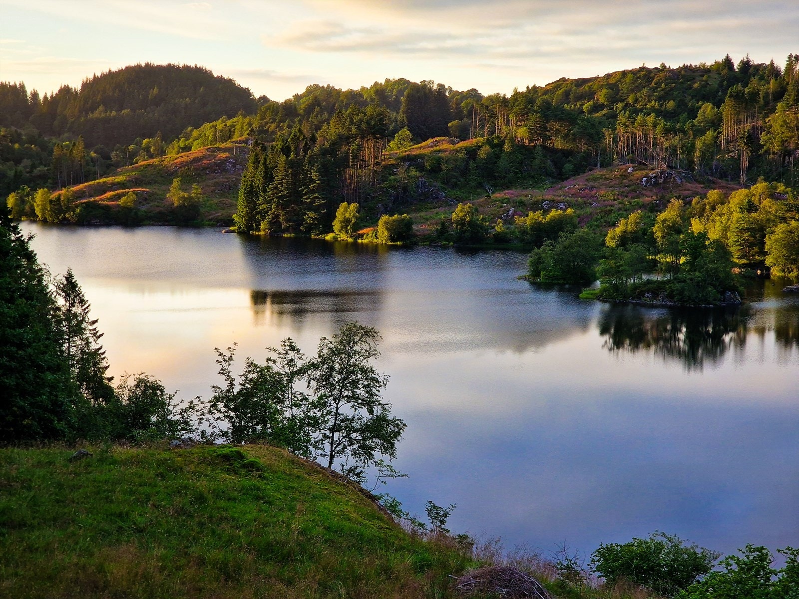 Som eier av hytten har man bruksrett på Ulvatn vannet nedenfor og her har man rett til å sette garn eller fiske og forsyne seg av ørreten som finnes her. Galleribilde