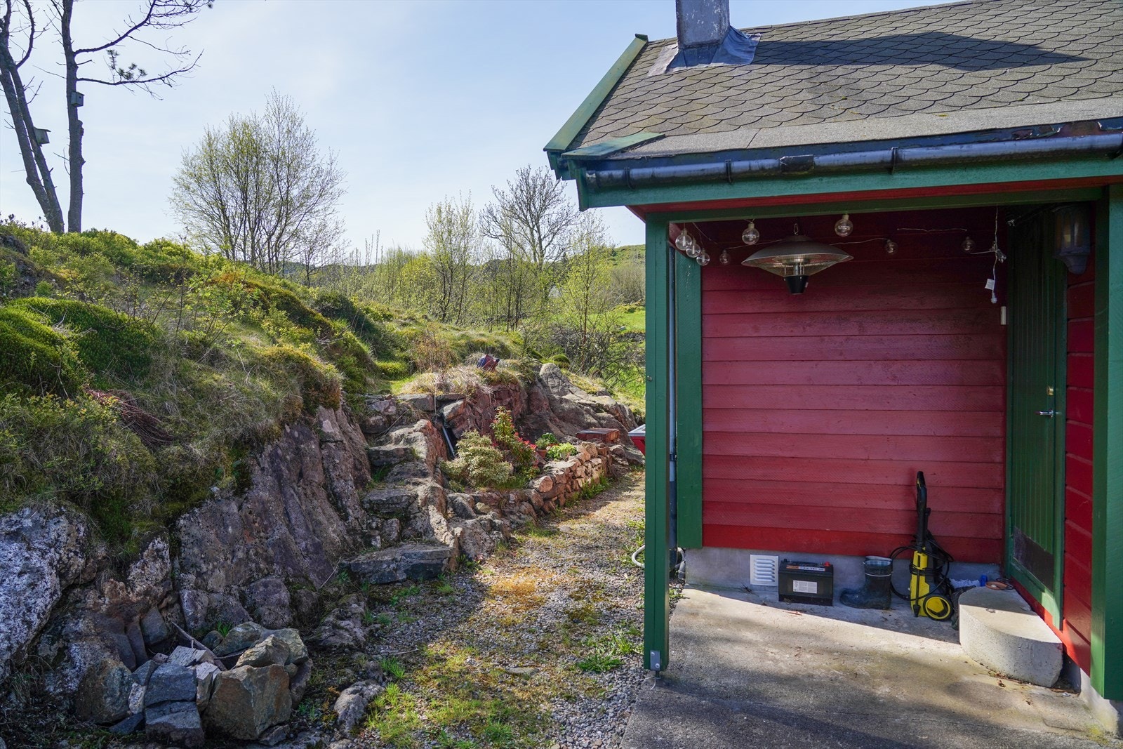 På østsiden av huset kan man sitte på kvelden under varmelampen om en skulle unne seg en cubaner. Galleribilde