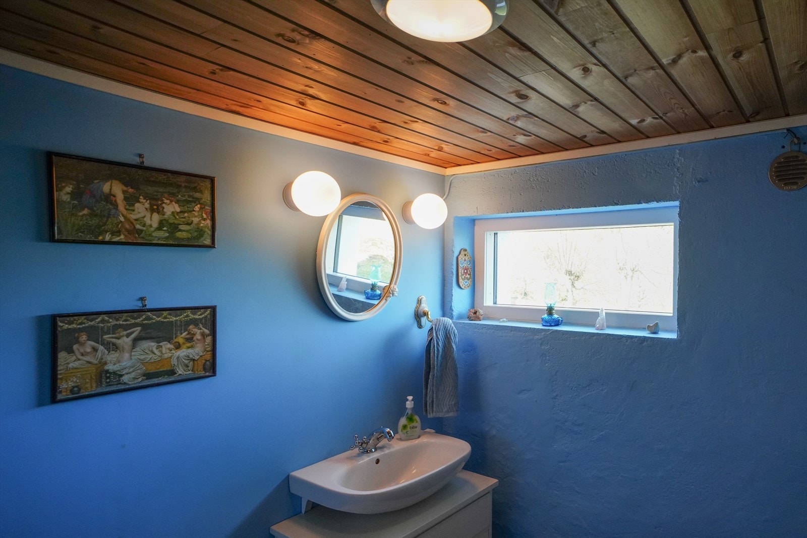 Fint sminkelys rundt speilet på badet. Galleribilde
