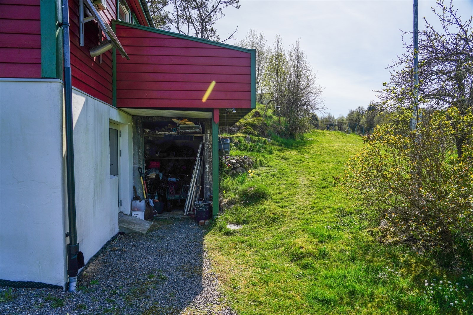 Ute kan du også dusje deg i kaldt vann rett fra brønnen, ikke noen innsikt fra noen naboer her. Galleribilde