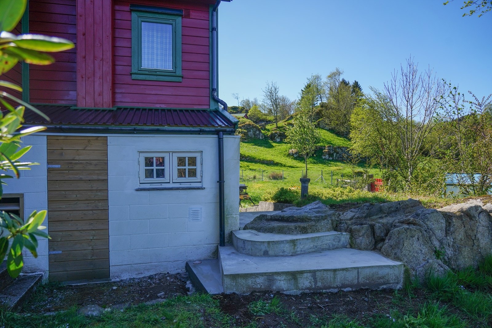 Bak hytten er en utebod satt opp for å huse energi til vinteren i form av et diesel aggregat, dieselvarmer til oppvarming, samt mye plass til ved. Galleribilde