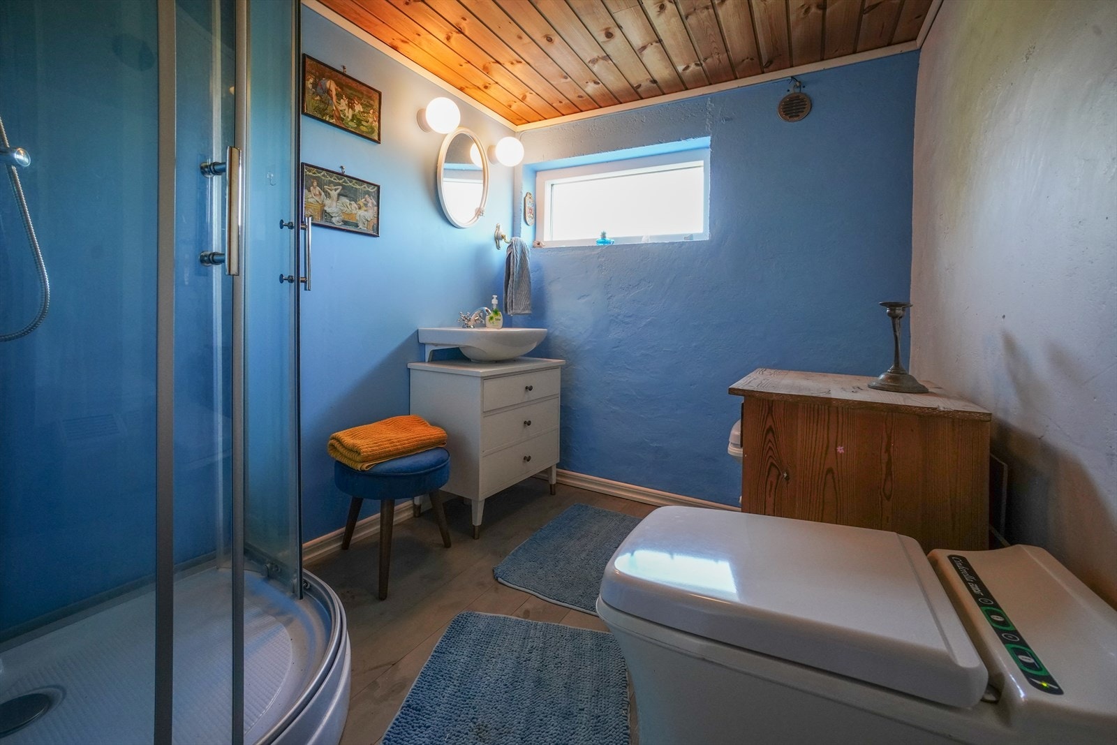 Badet er enkelt, men her kan du unne deg en rask dusj, eller gjøre ditt fornødne i Cinderella forbrenningstoalettet. Urinal er også montert. Galleribilde