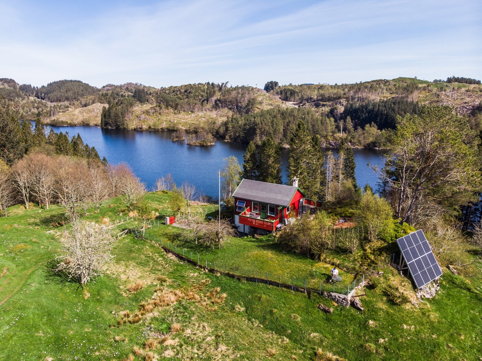 Hjertelig velkommen til visning i Ulvatn 44! Din egen oase på Radøy? Eiendommen presenteres av Eiendomsmegler Norge v/Hans Petter Midbrød. Galleribilde