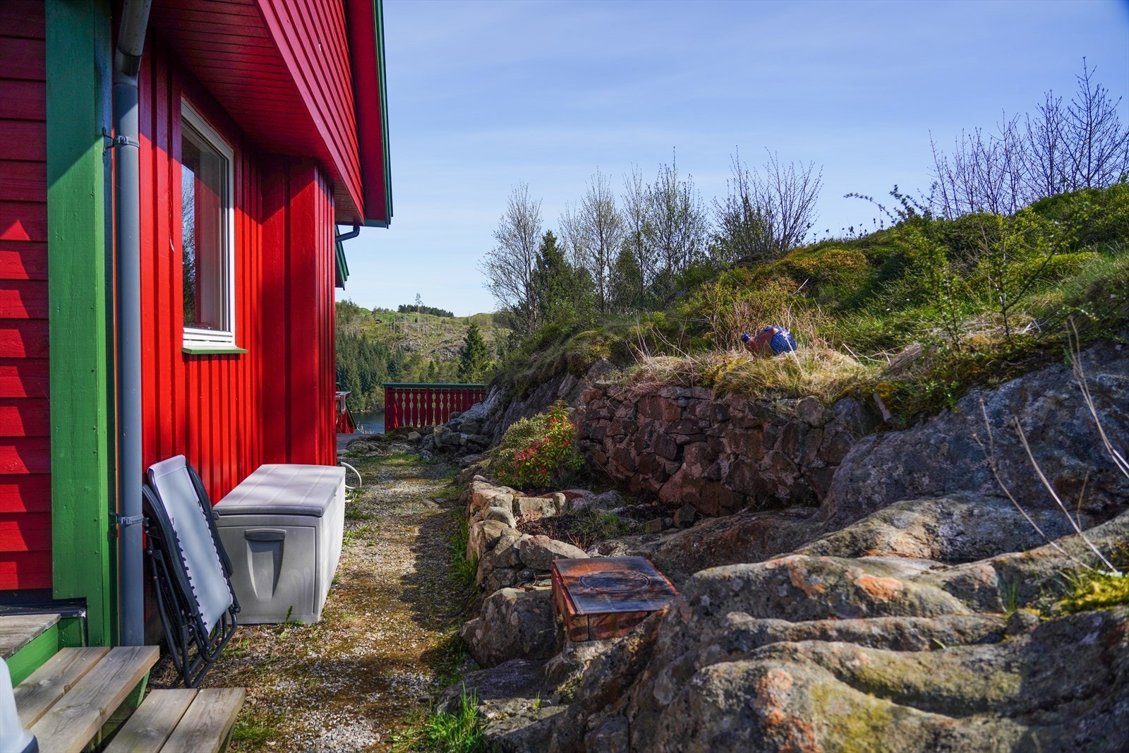 På sørsiden av huset er det støpt en liten kullgrill, så du slipper å flytte på den store weber grillen. Galleribilde