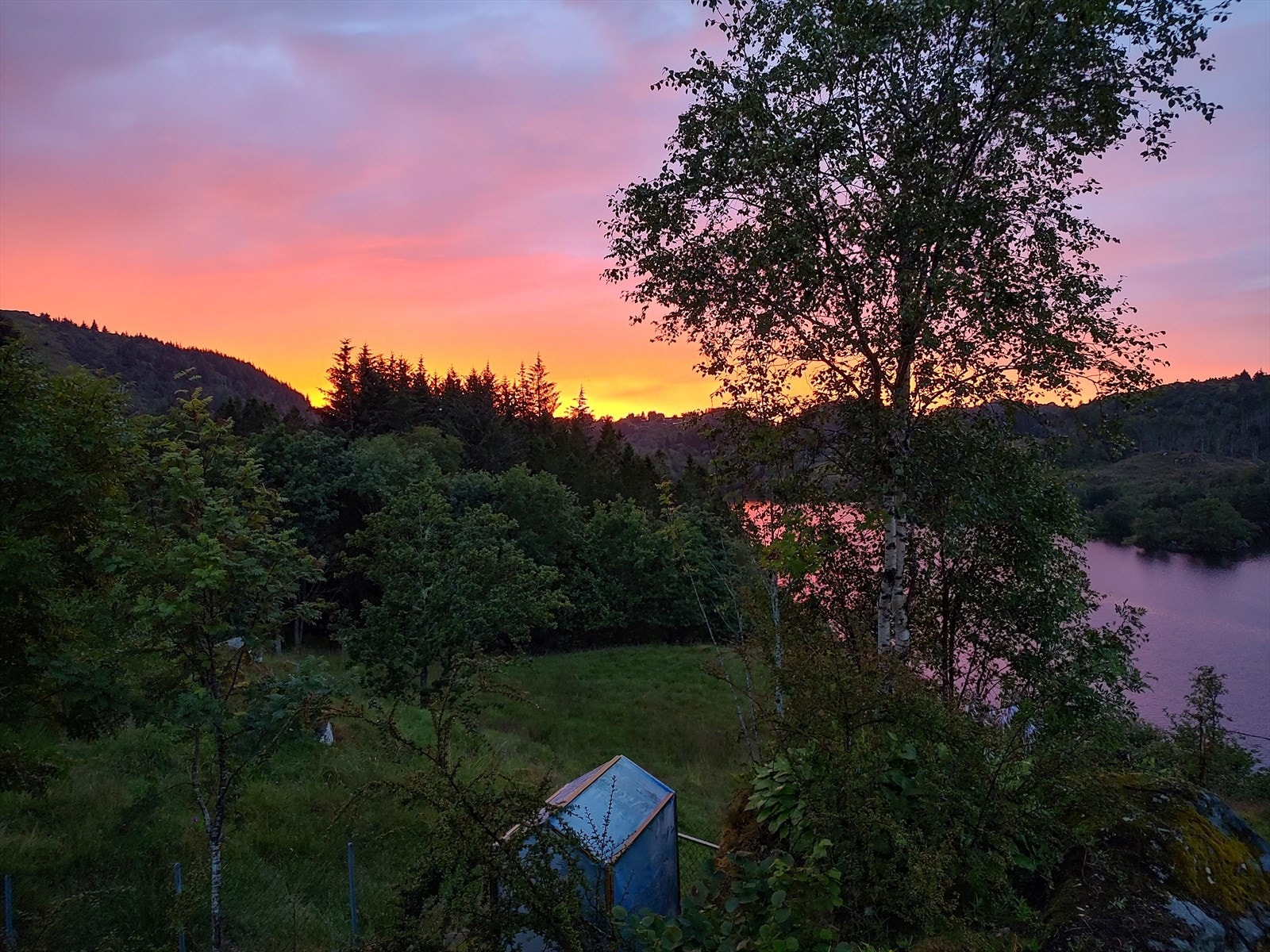 Vakre solnedganger fra soveromsvinduet. Galleribilde