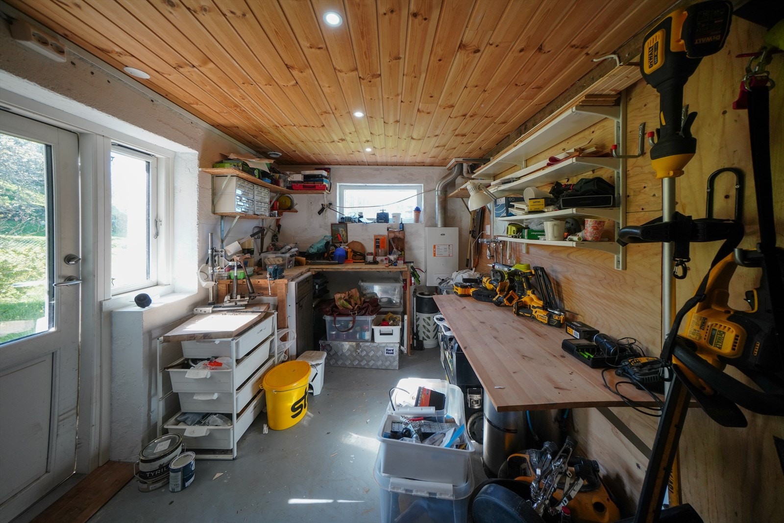I verkstedet i hyttens underetasje er det bare å sette i gang ditt neste prosjekt på hytten! Galleribilde