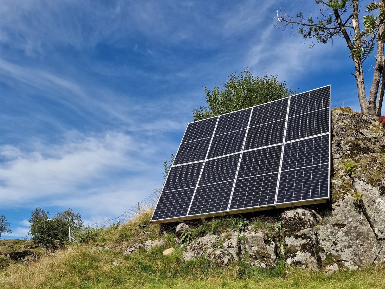 Solcellepanelene yter 4600w med direkte belysning og er satt opp i to strenger og i 30 graders vinkel for å også gi litt strøm i vinterhalvåret. Galleribilde