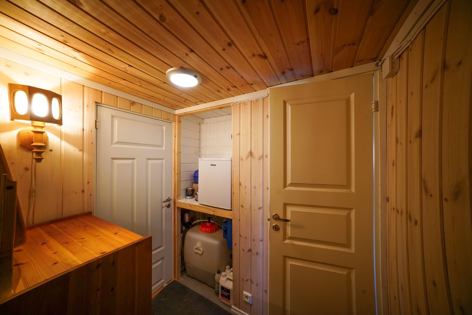 Her er og installert en avfukter som automatisk kan fylle på vanntanken med destillert vann når du er bortreist, som et alternativ til å fylle på fra brønnen. Galleribilde
