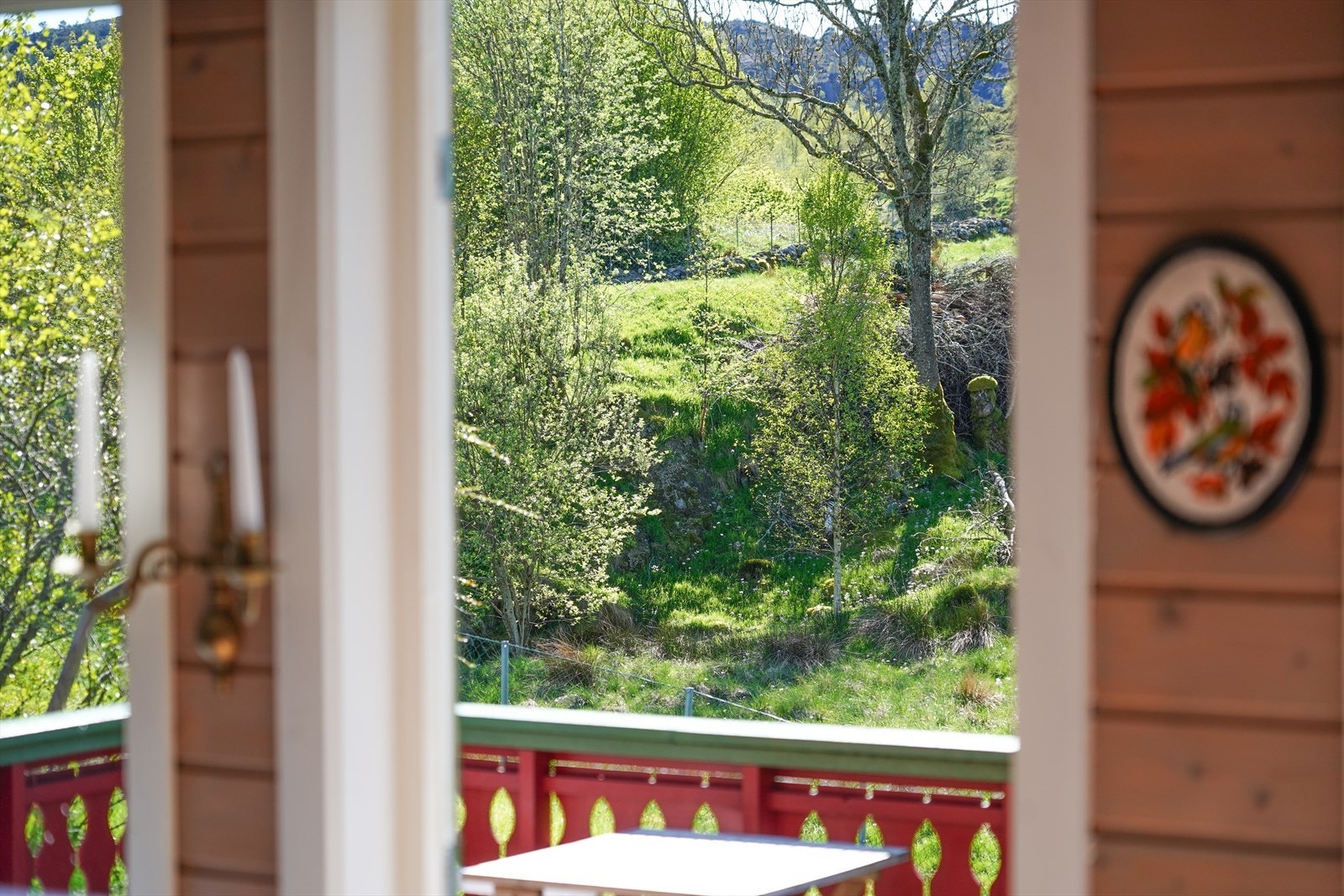Tett på naturen på alle vis, en hører primært fuglekvitter eller den lille bekken som renner bortenfor. Galleribilde