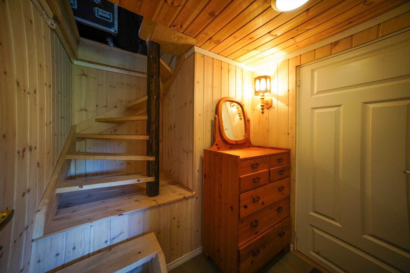 Gangen nede har adkomst til verkstedet samt trapp opp til hovedetasjen. Galleribilde