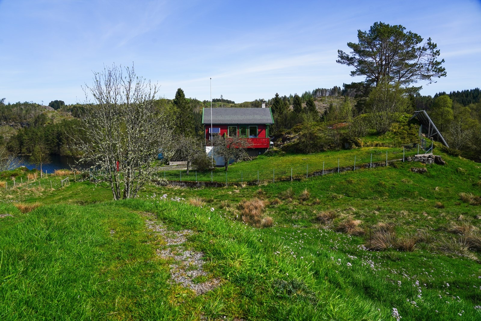Hytten ligger 200m fra veien, og på den turen greier du fint å koble av fra samfunnets tjas og mas. Galleribilde