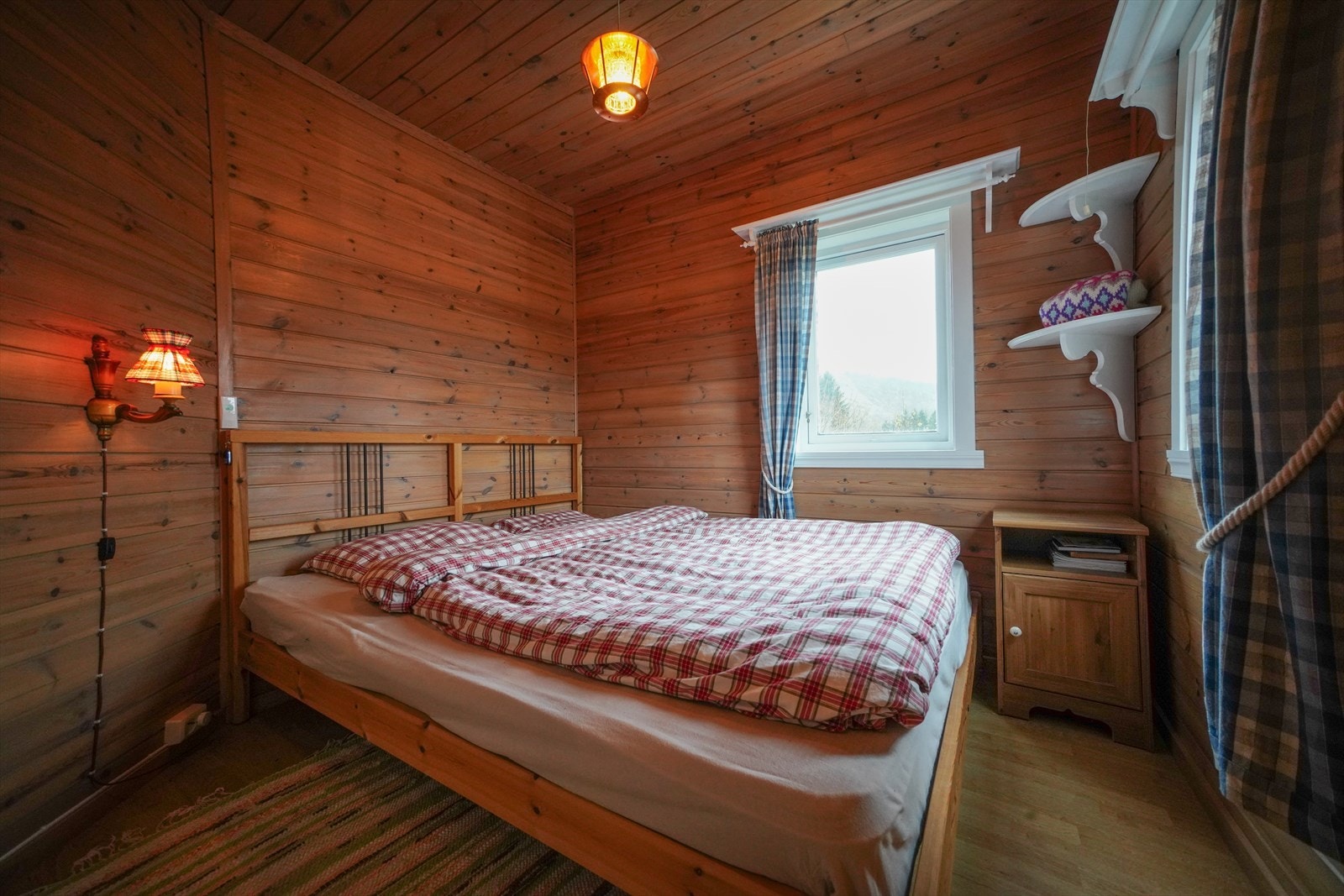 Soverommet har en plassbygget 170cm seng hvor solen kan vekke deg om morgenen fra øst om du ønsker. Galleribilde