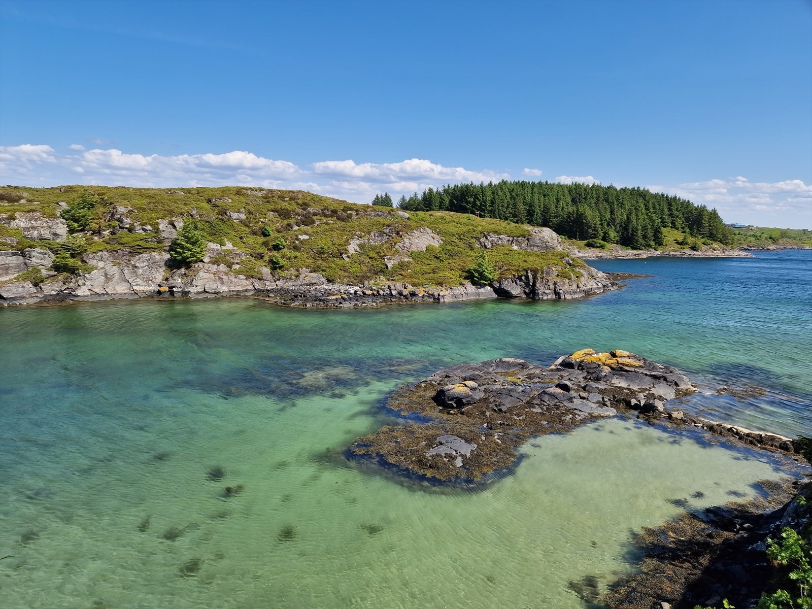 Videre utover Radøy finner du nydelige badeplasser i havet. Galleribilde