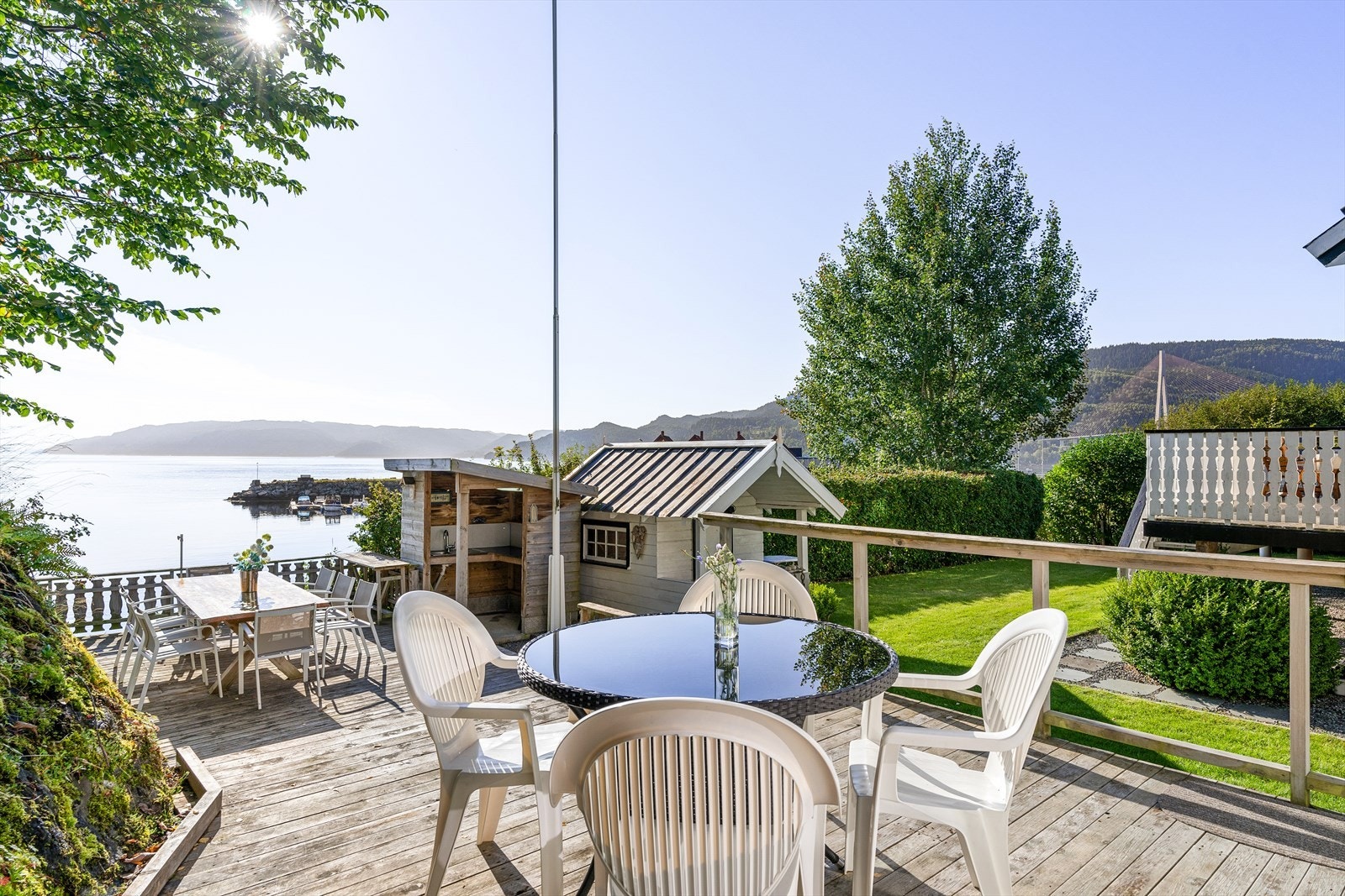Terrasse med lite utekjøkken Galleribilde