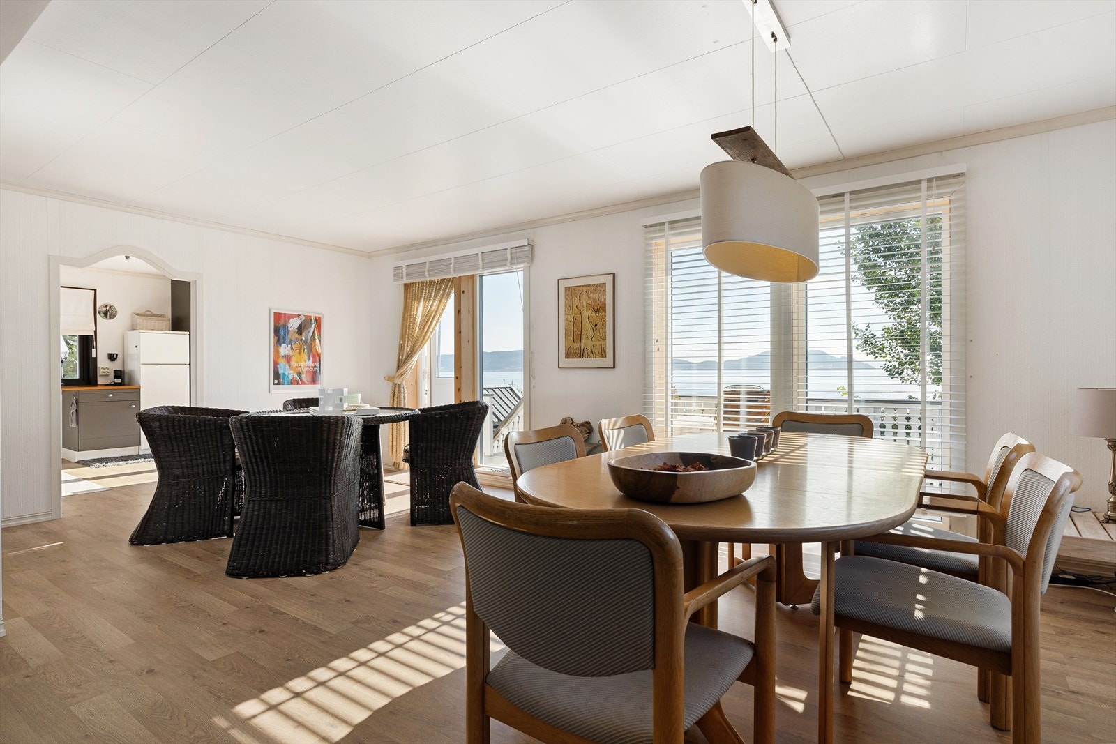 Vakker utsikt fra alle sittegrupper i stuen Galleribilde