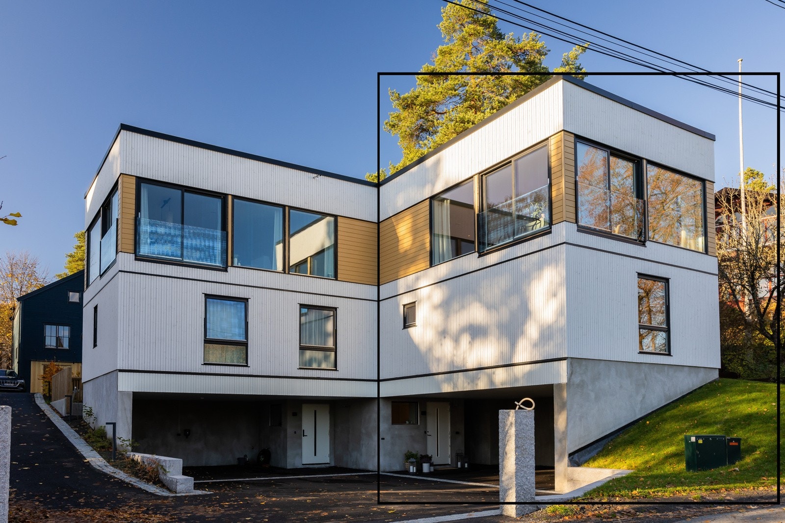 Tomannsbolig over 3 plan med to inngangsparti. Galleribilde