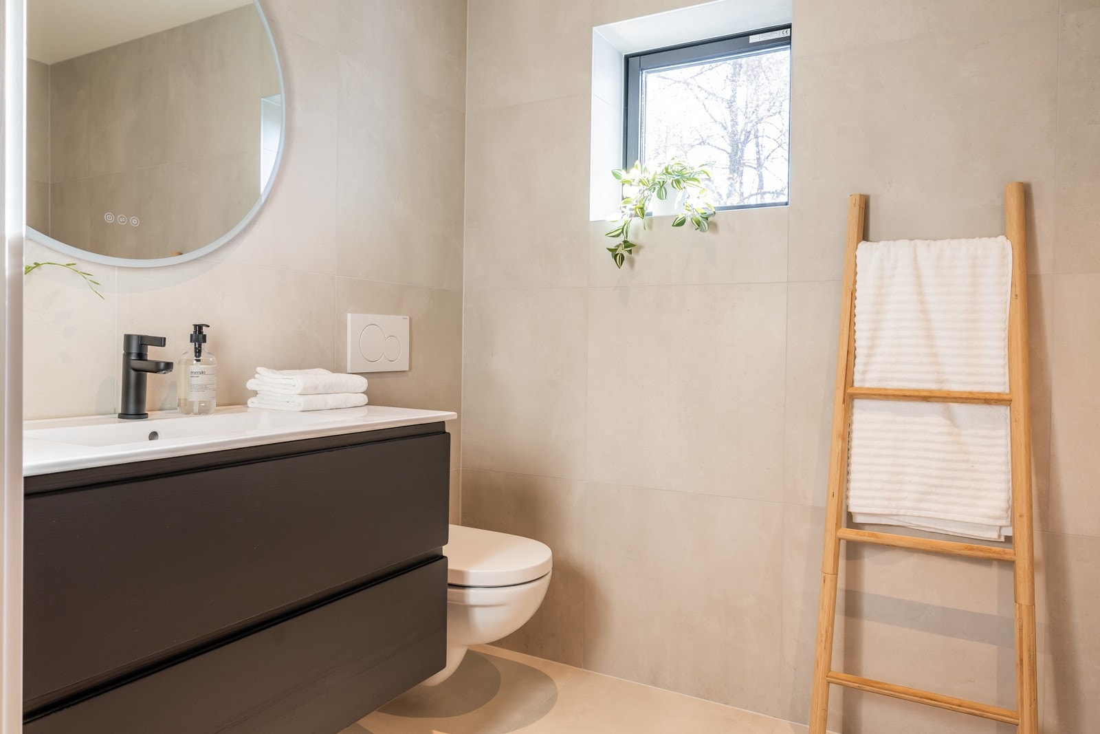 Hovedbadet i første etasje har vegghengt toalett og servantskap. Galleribilde