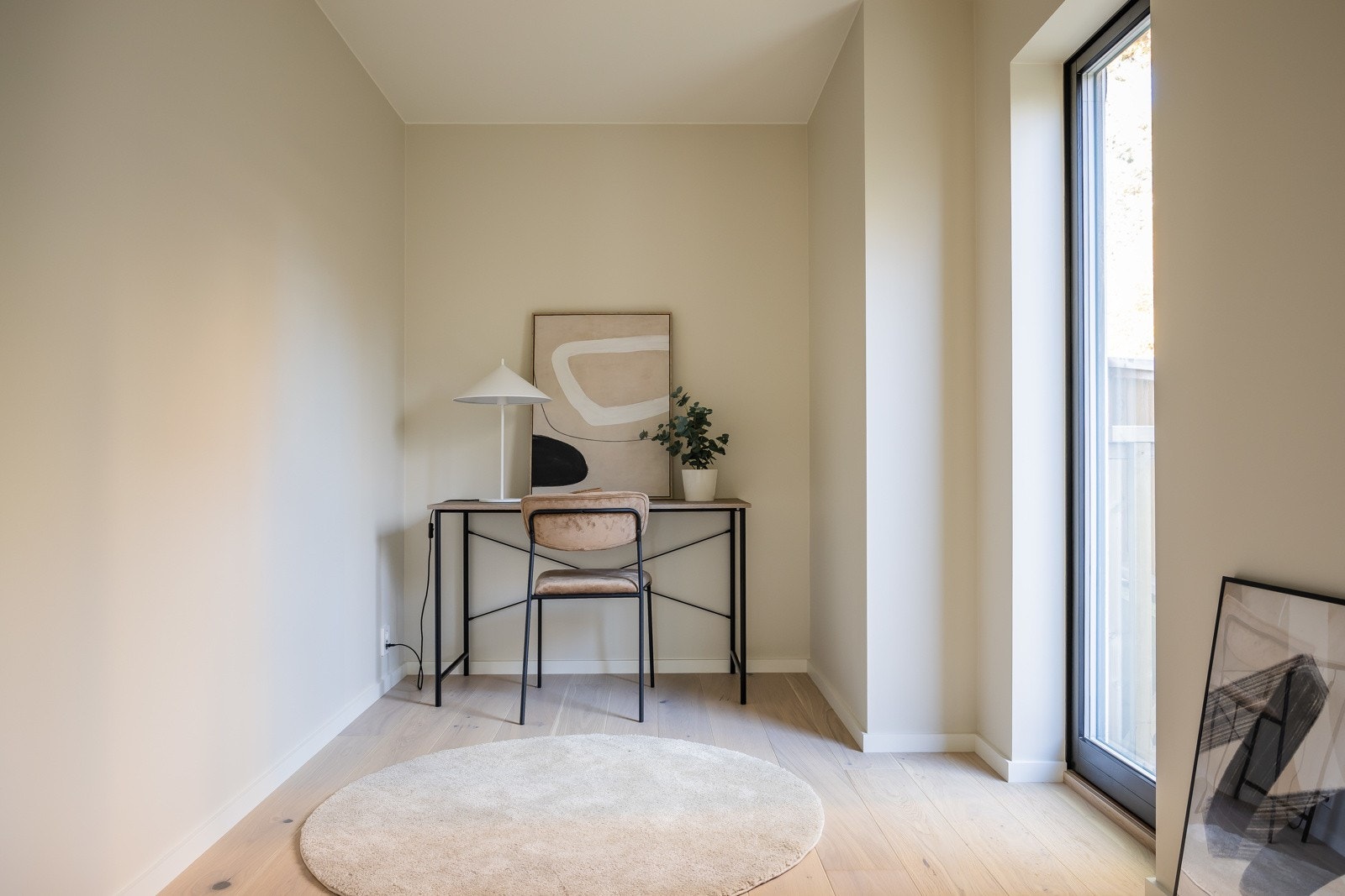 Soverom tre med utgang til markterrasse. Galleribilde