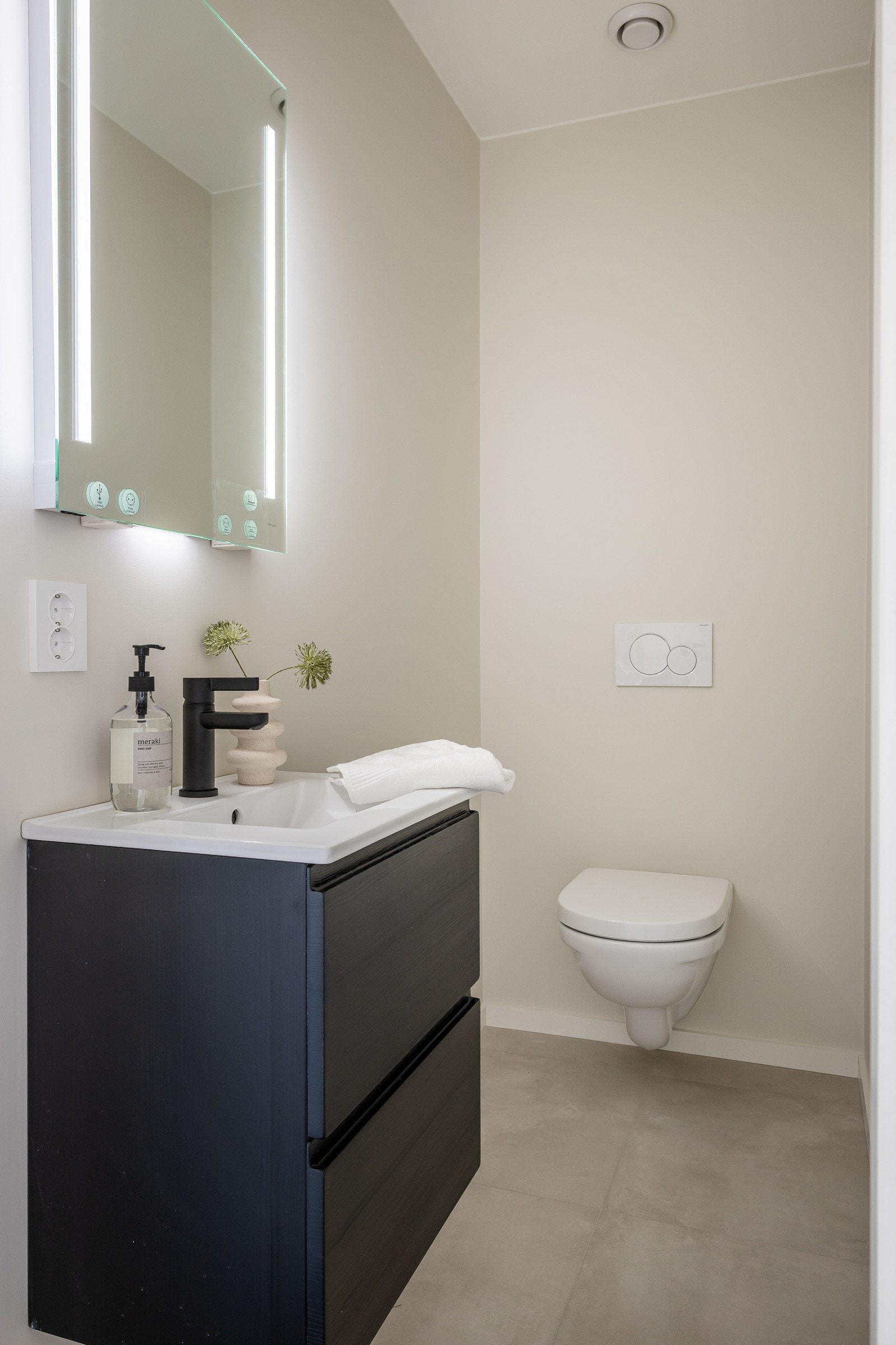 Toalettrom med vegghengt toalett og stilfull servantinnredning. Boligen har toalett i hver etg. Galleribilde