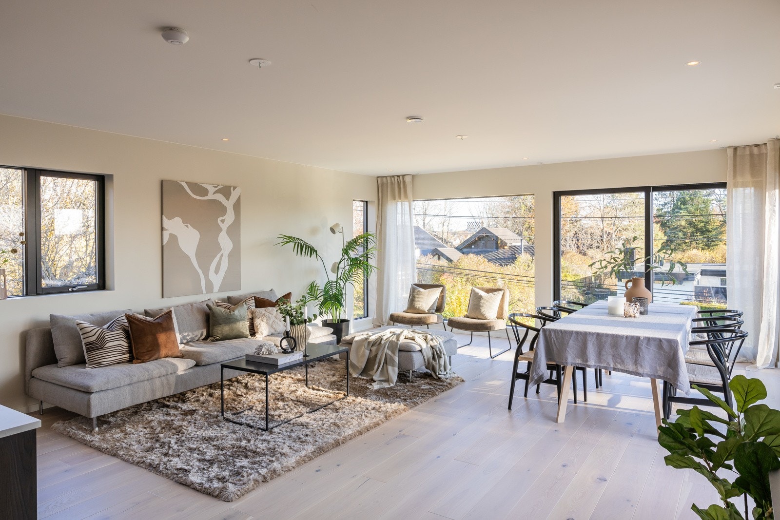 Toppetasjen har stue med store vindusflater og fransk balkong. Varm i gulv i hele etg. Galleribilde