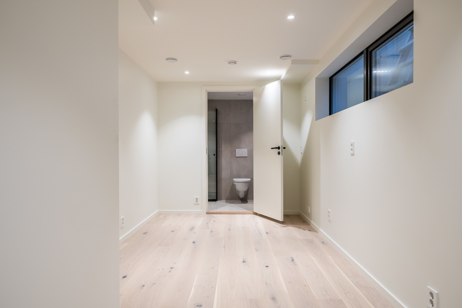 Areal i tilknytning til entreen med eget inngangsparti. Rommet er ikke godkjent som rom for varig opphold av plan og bygningsetaten. Galleribilde