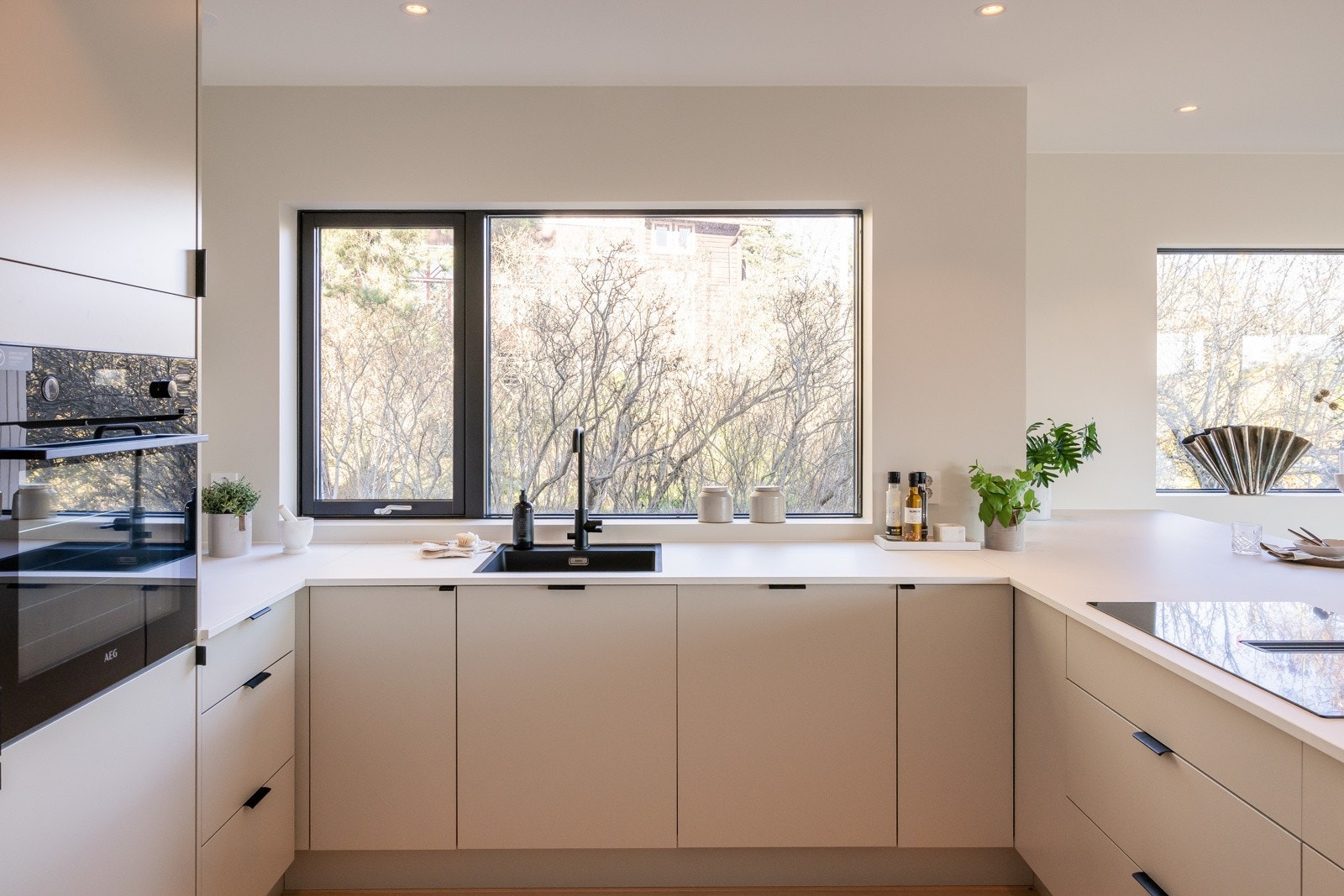 Integrerte hvitevarer fra AEG, inkludert kjøl/frys, oppvaskmaskin, platetopp og stekeovn. Komfyrvakt og vannstopper. Galleribilde