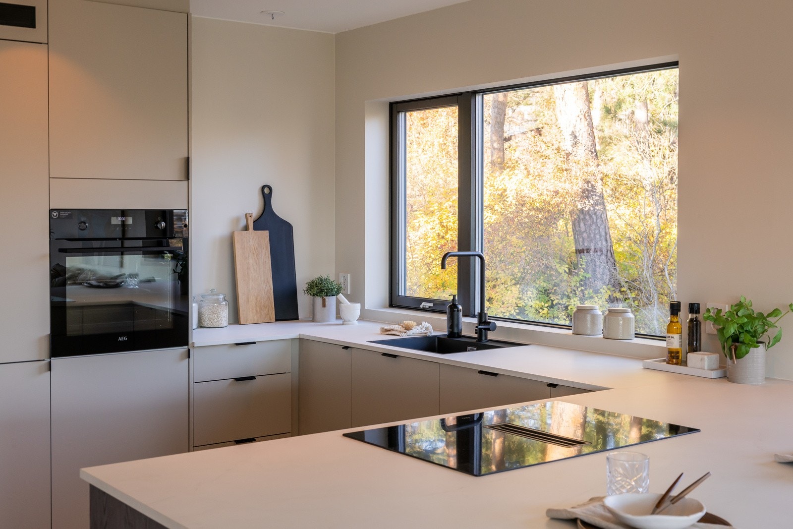 Gjennomgående detaljer som sorte karmer. Galleribilde