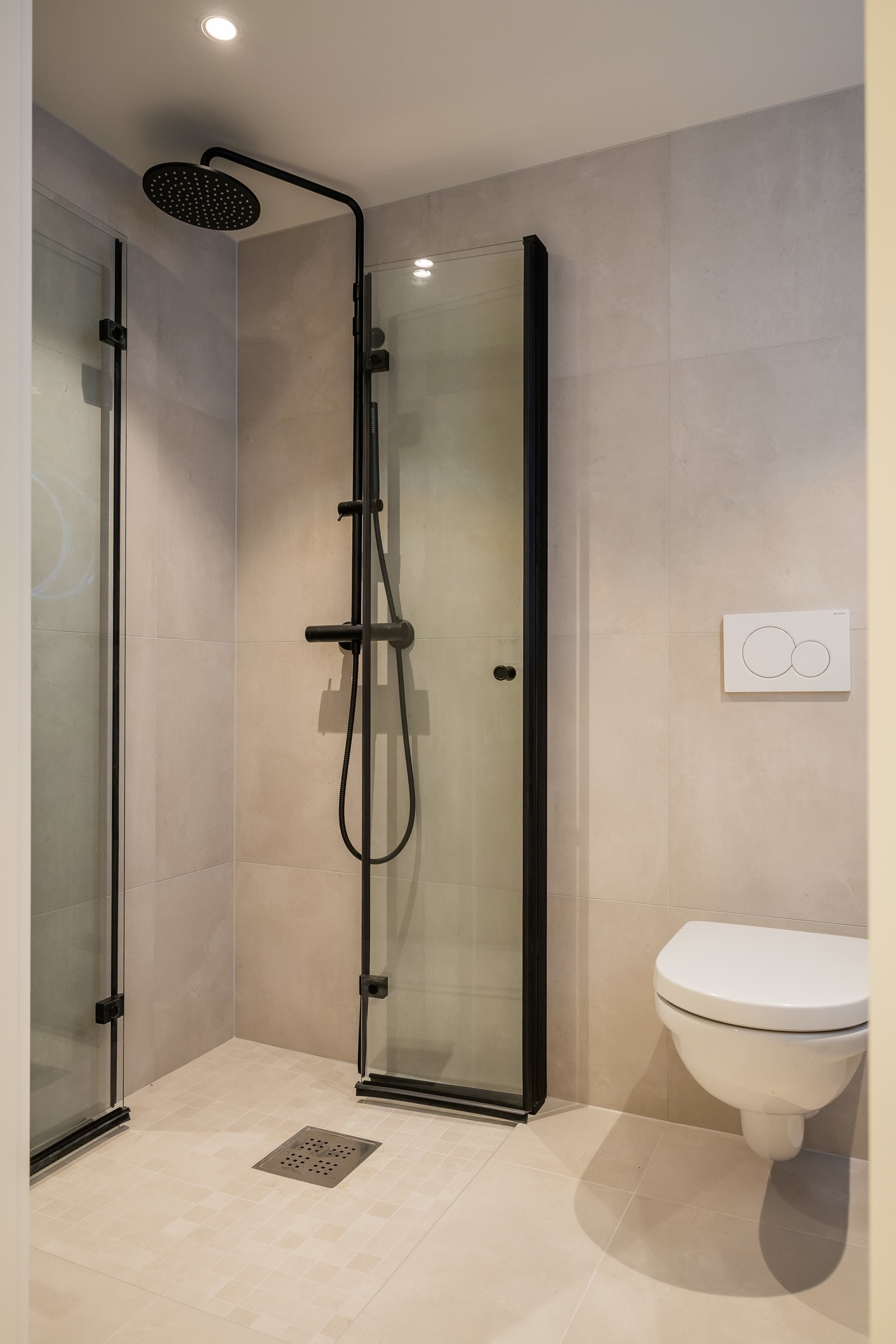 Bad i underetg. med dusjhjørne og glassdører, servantskap med vask, samt vegghengt toalett. Opplegg for vaskemaskin. Galleribilde