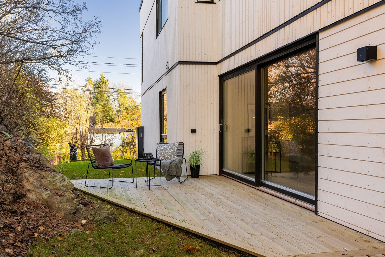 Markterrassen på 10 kvm vender mot skjermet del av hagen. Galleribilde