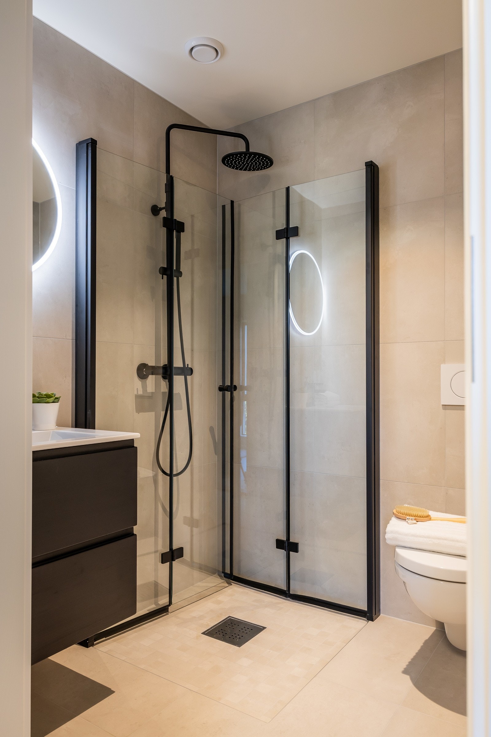 Badet ved hovedsoverom har dusjhjørne med glassdører, vegghengt toalett og dusjløsning. Galleribilde