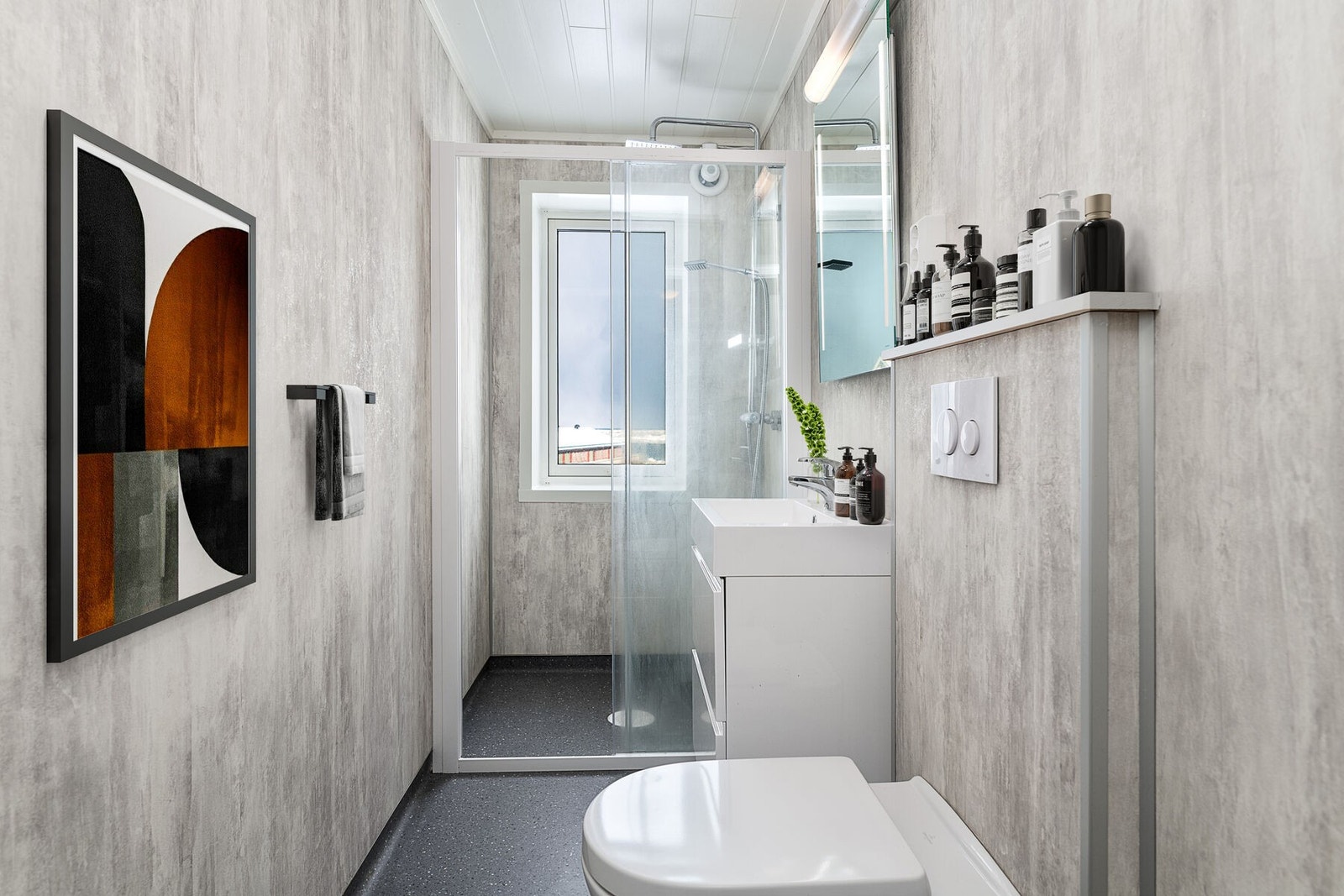 Moderne bad som ble renovert i 2020. Det er varmekabler i gulvet. Bildet er digitalt stylet. Galleribilde