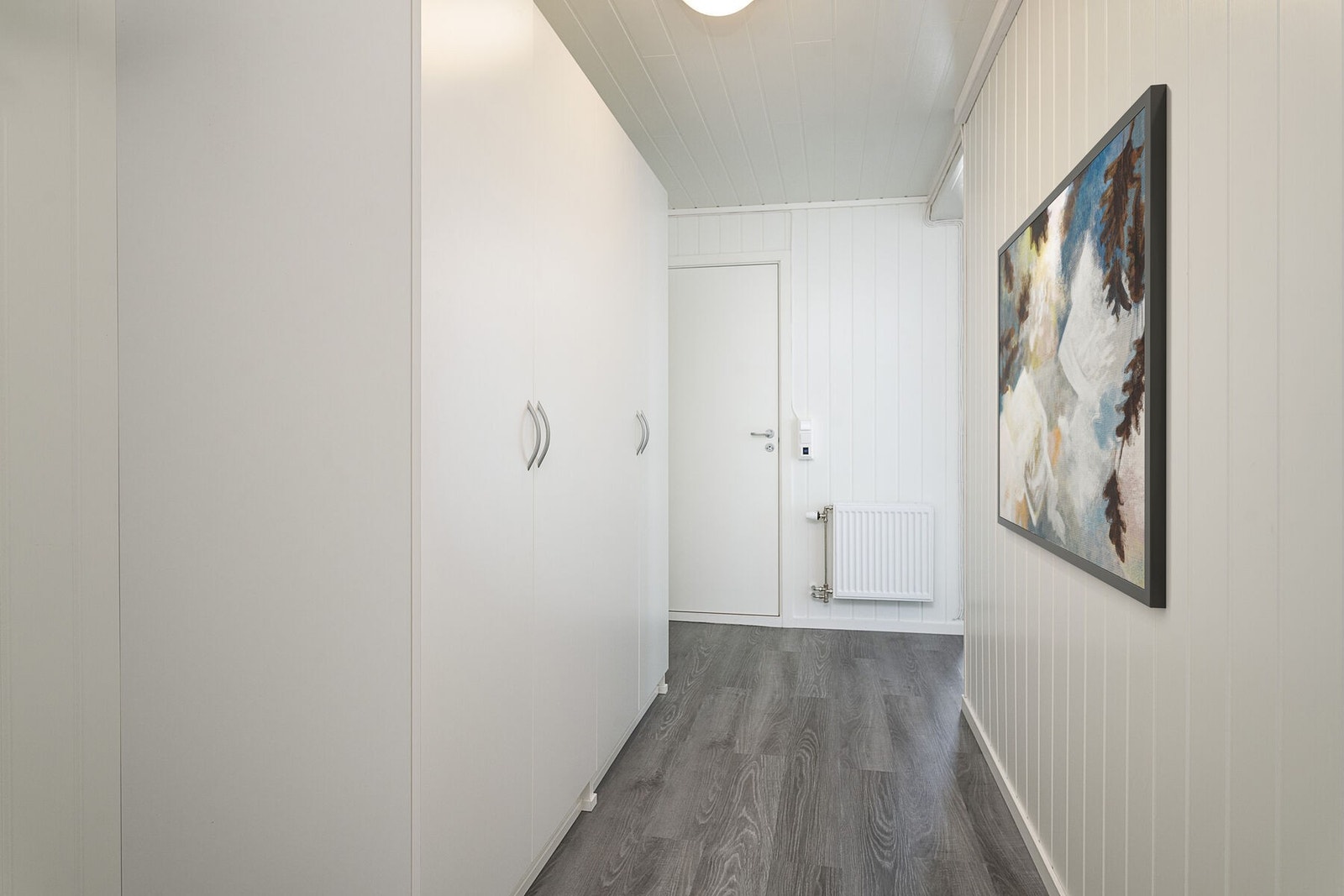 I gangen er det montert garderobeskap. Inn døren rett frem er badet. Innvendige dører skiftet i 2020. Bildet er digitalt stylet. Galleribilde