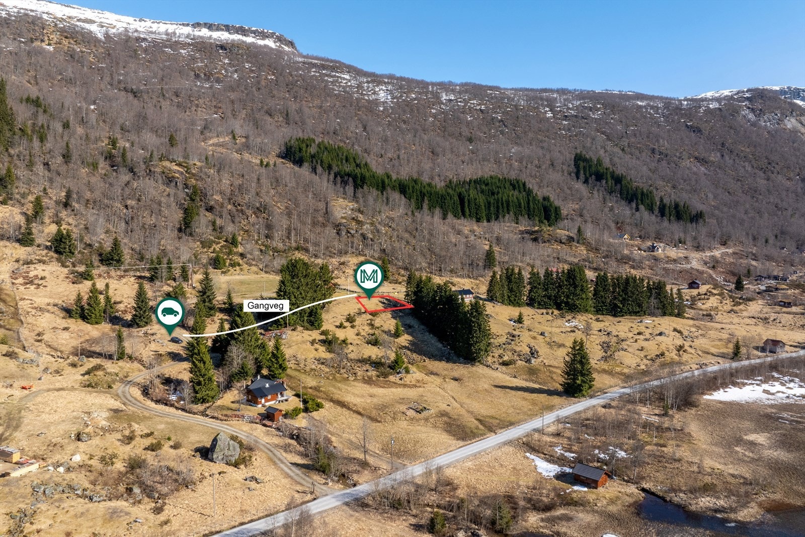 Med tomta føl parkeringsplass til 2 bilar på den tillaga parkeringsplassen i enden av vegen som vist på bildet. Det er gangveg fram til tomta som kan brukast som anleggsveg i byggjeperioden. Galleribilde
