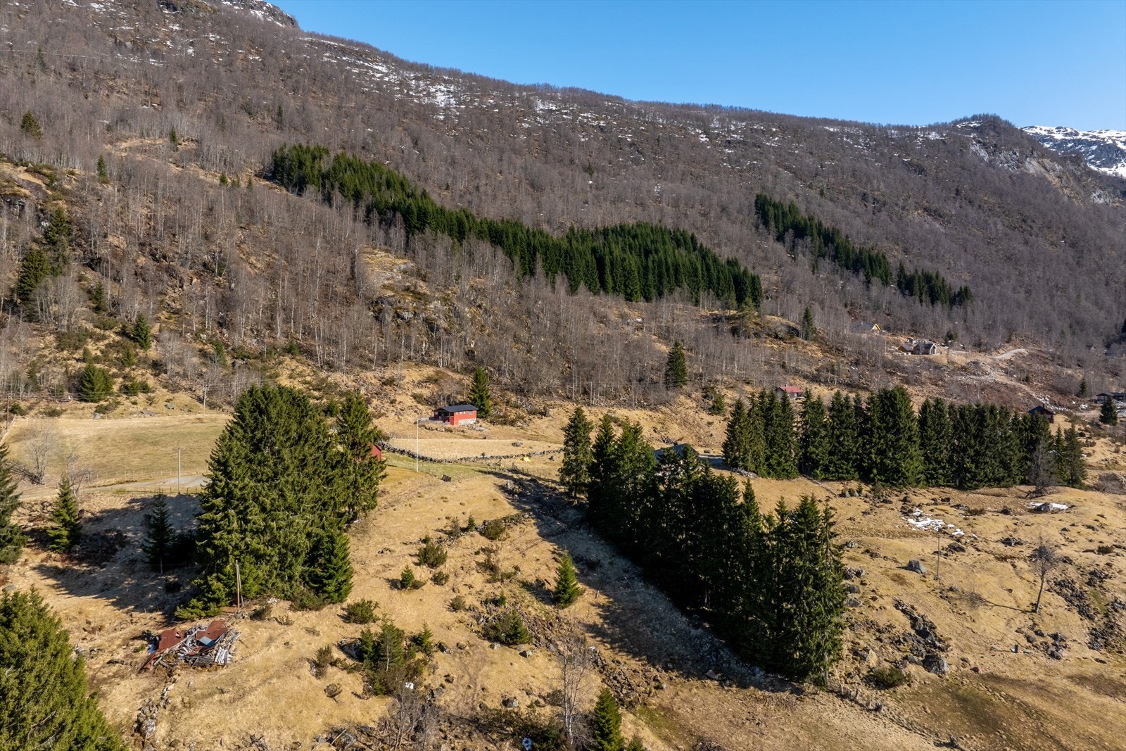 Det er i saman med gnr 21 bnr 40/41 og gnr 22 bnr 4 i fellesskap bora etter vatn og sett opp reinseanlegg på Nærestad. Denne eigedomen er i dag ikkje tilkobla anlegget. Galleribilde