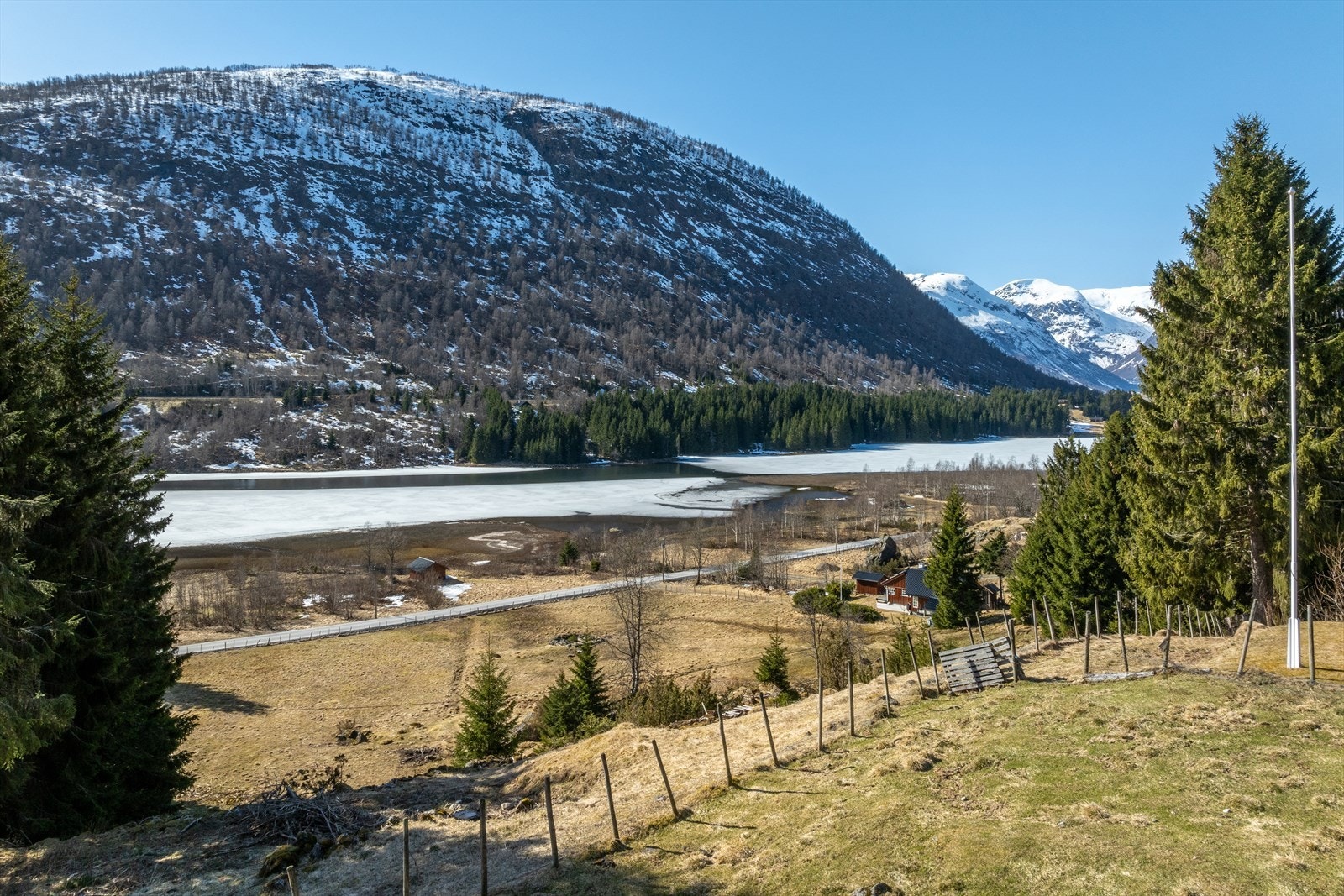 Regionen byr også på rike naturopplevingar med kort avstand til fjell og fjord der ein har høve til utfart heile året. Galleribilde