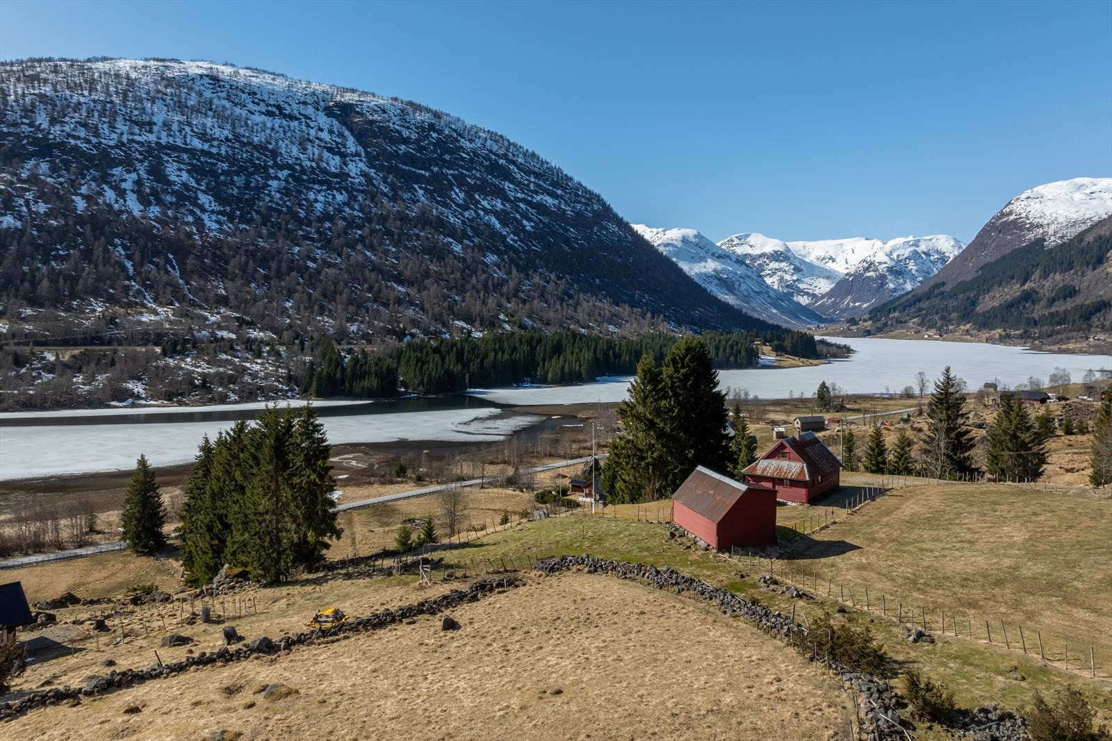 Eigedomen ligg i landlege omgivelsar i Sogndalsdalen med flott utsikt over Dalavatnet. Galleribilde