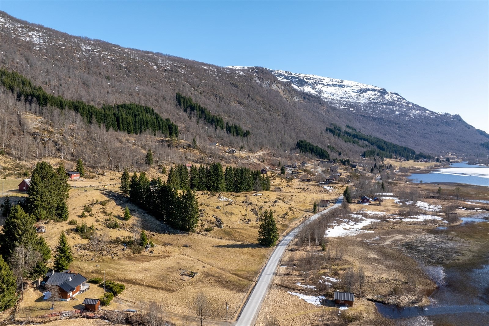 Området er eit typisk jordbruksområde med noko spreidd busetnad. Det er f.t fleire aktive gardsbruk i området så ein må vera budd landbruksdrift i nærleiken. Galleribilde