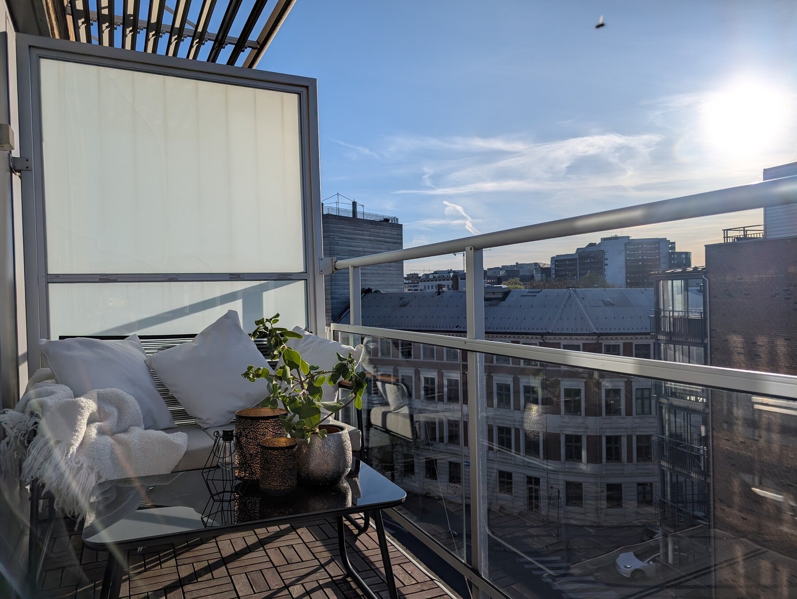 Selger opplyser om sol på balkongen fra ca. kl. 14 til kl. 21 på sommerstid. Galleribilde