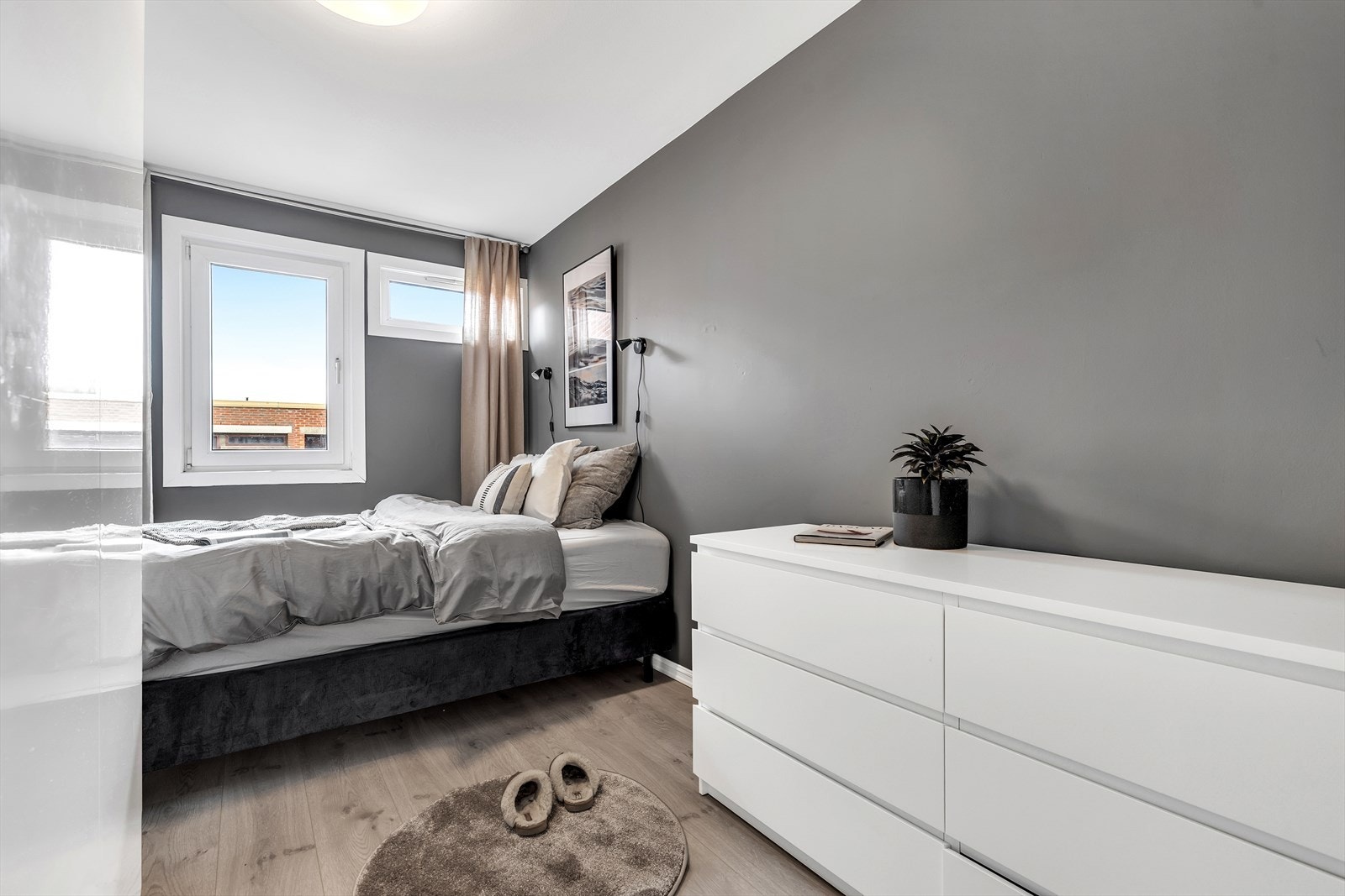 Leiligheten har to lyse soverom på henholdsvis 10,5 og 8 m². Hovedsoverommet oppleves som stille og rolig, og er malt i en behagelig gråfarge som skaper en lun atmosfære. Galleribilde