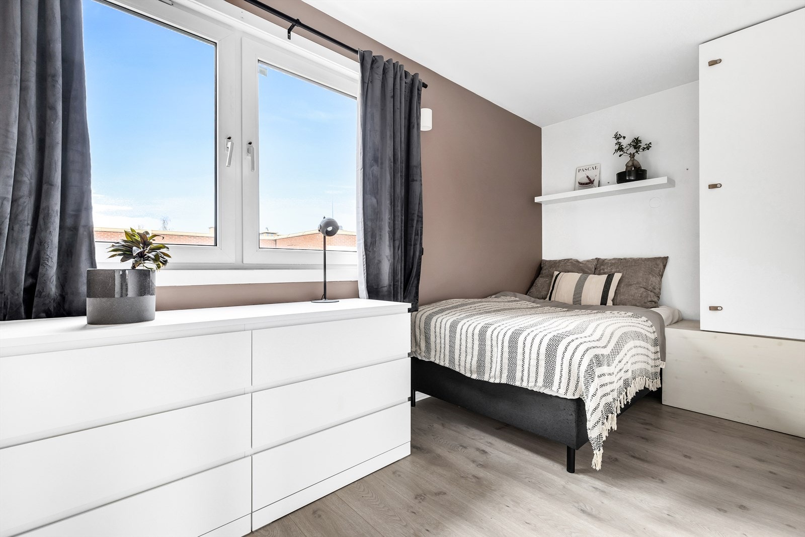 Leilighetens andre soverom er på 8 m² og benyttes i dag som gjesterom. Rommet har god plass til både seng og garderobeløsning, og egner seg like godt som barnerom, kontor eller hobbyrom. Galleribilde