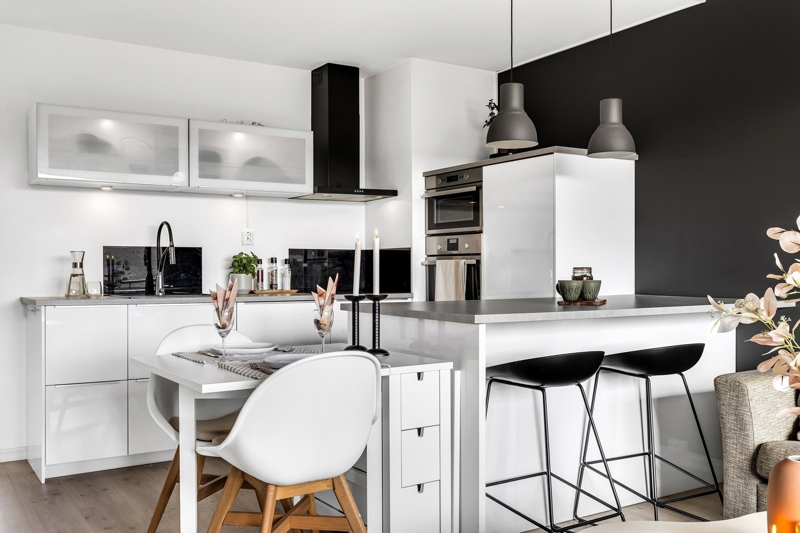 Leiligheten har flere gode kvaliteter, blant annet et stort og innholdsrikt kjøkken fra 2017 med innredning fra IKEA. Kjøkkenet har godt med både skap- og benkeplass. Galleribilde