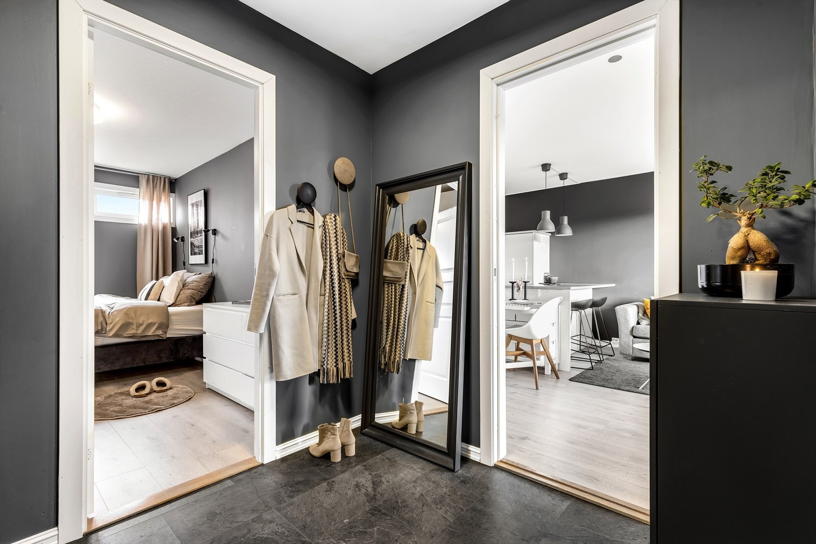Leiligheten har en stor entré med god plass til kommode og oppheng for oppbevaring av yttertøy og sko. Galleribilde