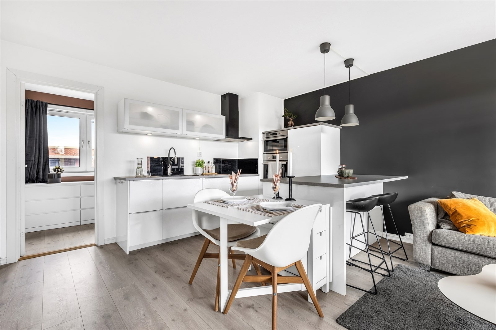 Velkommen til Lidarende 9! Heimdal Eiendomsmegling v/Alexandra Muravskaya har gleden av å presentere en innbydende 3-roms leilighet på 55 m² (BRA-i) med beliggenhet i byggets 4. etasje. Galleribilde